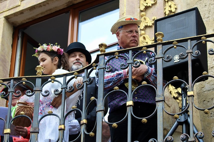 Auftakt zum Brunnenfest in Bad Langensalza mit vielen bunt geschm&uuml;ckten Kindern am Rathausbrunnen