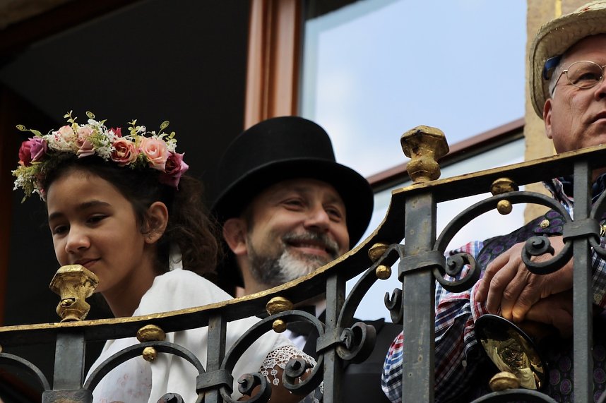 Auftakt zum Brunnenfest in Bad Langensalza mit vielen bunt geschm&uuml;ckten Kindern am Rathausbrunnen