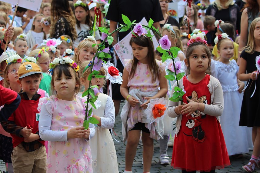 Auftakt zum Brunnenfest in Bad Langensalza mit vielen bunt geschm&uuml;ckten Kindern am Rathausbrunnen
