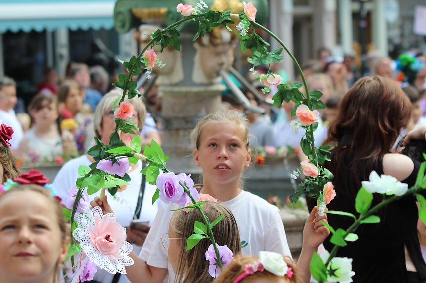 Auftakt zum Brunnenfest in Bad Langensalza mit vielen bunt geschm&uuml;ckten Kindern am Rathausbrunnen
