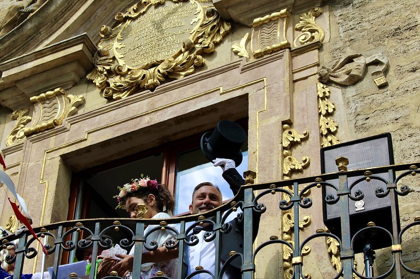 Auftakt zum Brunnenfest in Bad Langensalza mit vielen bunt geschm&uuml;ckten Kindern am Rathausbrunnen
