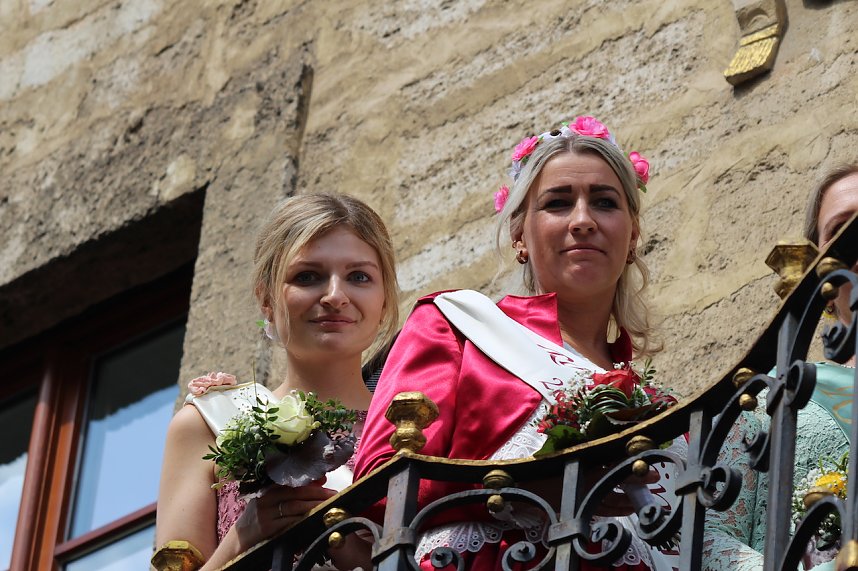 Auftakt zum Brunnenfest in Bad Langensalza mit vielen bunt geschm&uuml;ckten Kindern am Rathausbrunnen