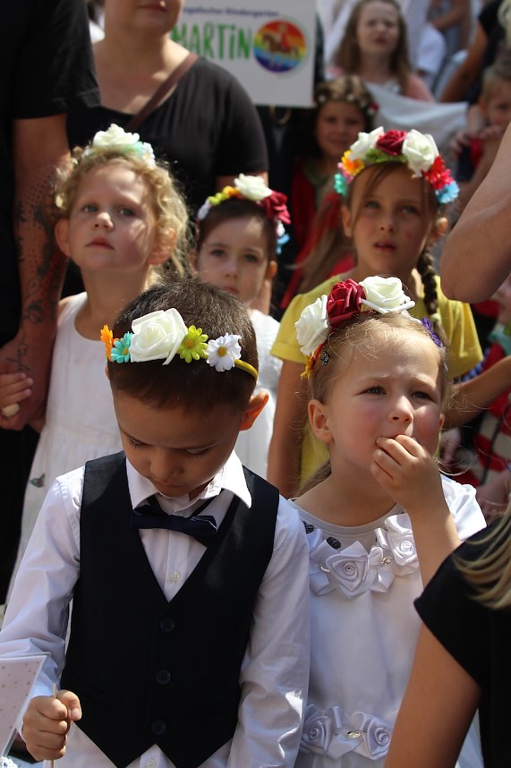 Auftakt zum Brunnenfest in Bad Langensalza mit vielen bunt geschm&uuml;ckten Kindern am Rathausbrunnen