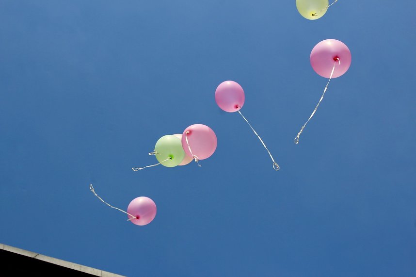 Auftakt zum Brunnenfest in Bad Langensalza mit vielen bunt geschm&uuml;ckten Kindern am Rathausbrunnen