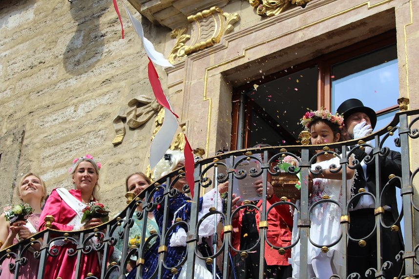 Auftakt zum Brunnenfest in Bad Langensalza mit vielen bunt geschm&uuml;ckten Kindern am Rathausbrunnen