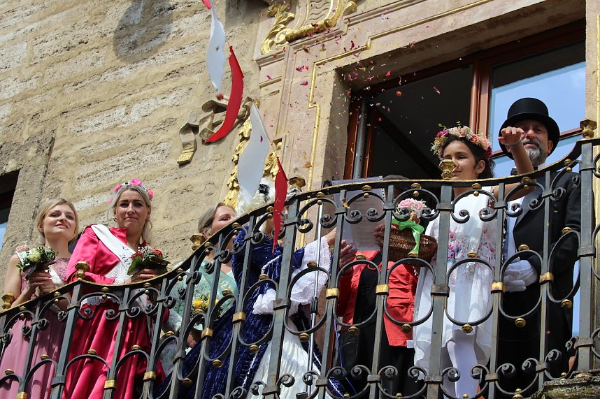 Auftakt zum Brunnenfest in Bad Langensalza mit vielen bunt geschm&uuml;ckten Kindern am Rathausbrunnen