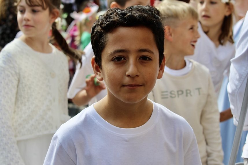 Auftakt zum Brunnenfest in Bad Langensalza mit vielen bunt geschm&uuml;ckten Kindern am Rathausbrunnen