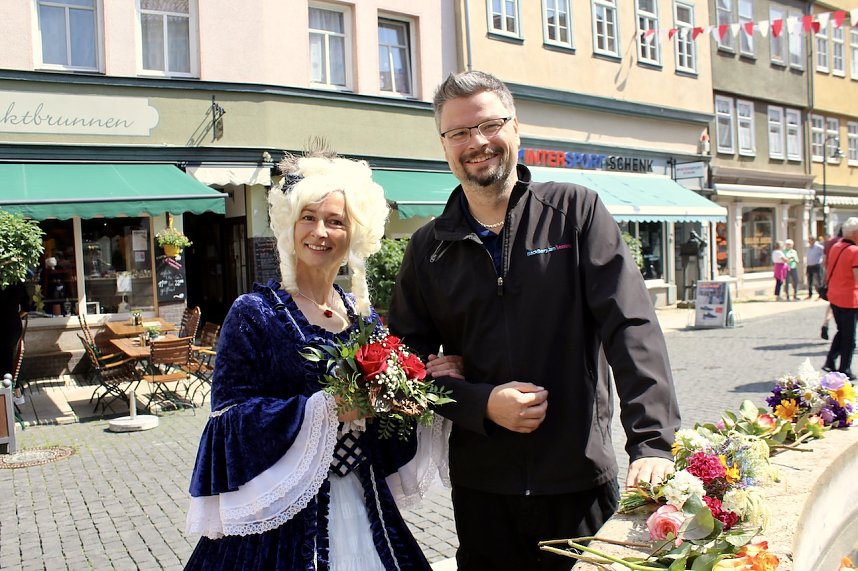 Auftakt zum Brunnenfest in Bad Langensalza mit vielen bunt geschm&uuml;ckten Kindern am Rathausbrunnen