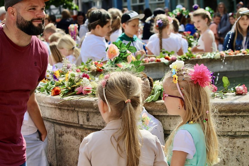 Auftakt zum Brunnenfest in Bad Langensalza mit vielen bunt geschm&uuml;ckten Kindern am Rathausbrunnen