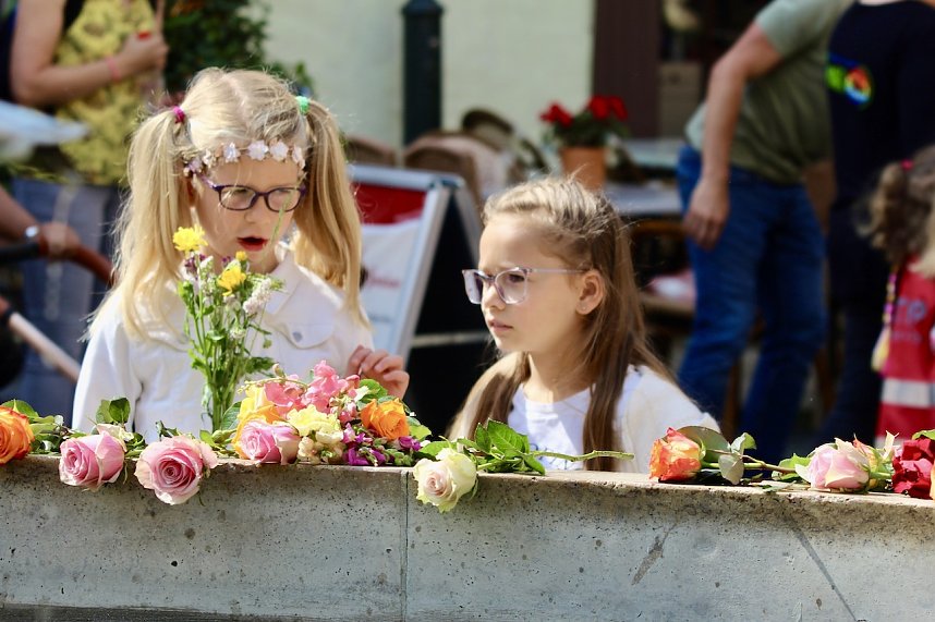 Auftakt zum Brunnenfest in Bad Langensalza mit vielen bunt geschm&uuml;ckten Kindern am Rathausbrunnen