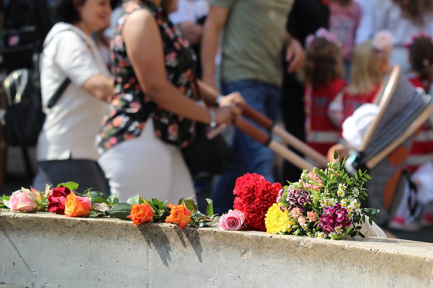 Auftakt zum Brunnenfest in Bad Langensalza mit vielen bunt geschm&uuml;ckten Kindern am Rathausbrunnen