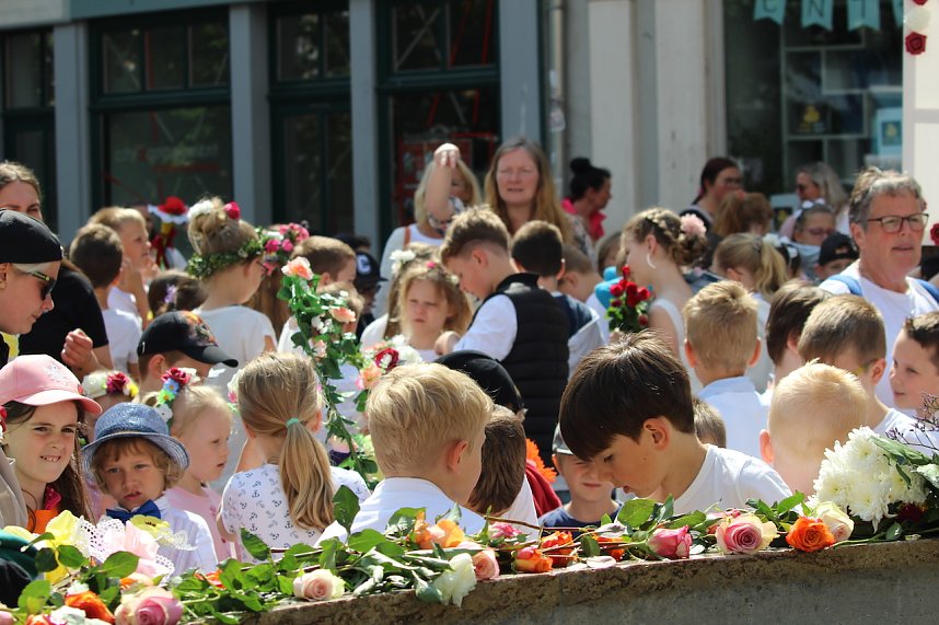 Auftakt zum Brunnenfest in Bad Langensalza mit vielen bunt geschm&uuml;ckten Kindern am Rathausbrunnen