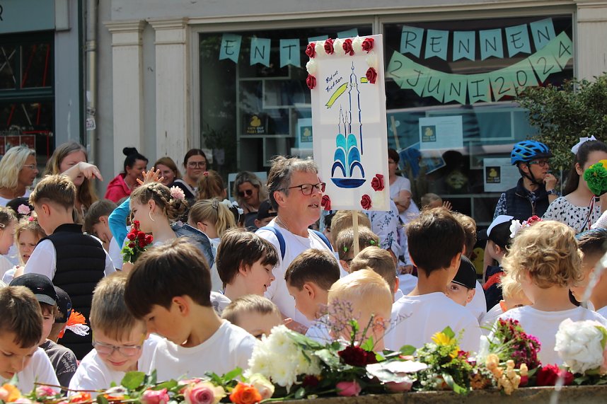 Auftakt zum Brunnenfest in Bad Langensalza mit vielen bunt geschm&uuml;ckten Kindern am Rathausbrunnen