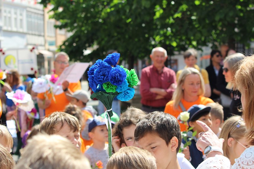 Auftakt zum Brunnenfest in Bad Langensalza mit vielen bunt geschm&uuml;ckten Kindern am Rathausbrunnen