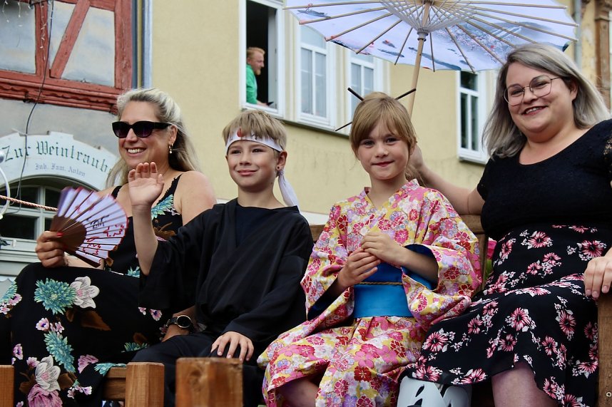 Farbenfroher Festumzug zum 211. Brunnenfest in Bad Langensalza