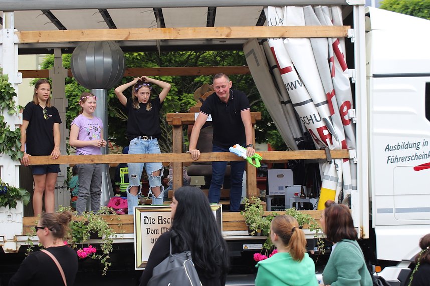 Farbenfroher Festumzug zum 211. Brunnenfest in Bad Langensalza