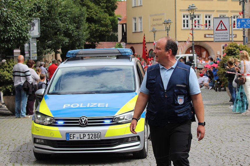 211. Brunnenfestumzug in Bad Langensalza mit vielen fr&ouml;hlichen Akteuren