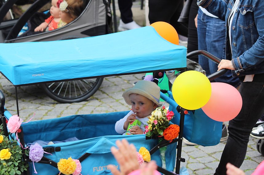 211. Brunnenfestumzug in Bad Langensalza mit vielen fr&ouml;hlichen Akteuren