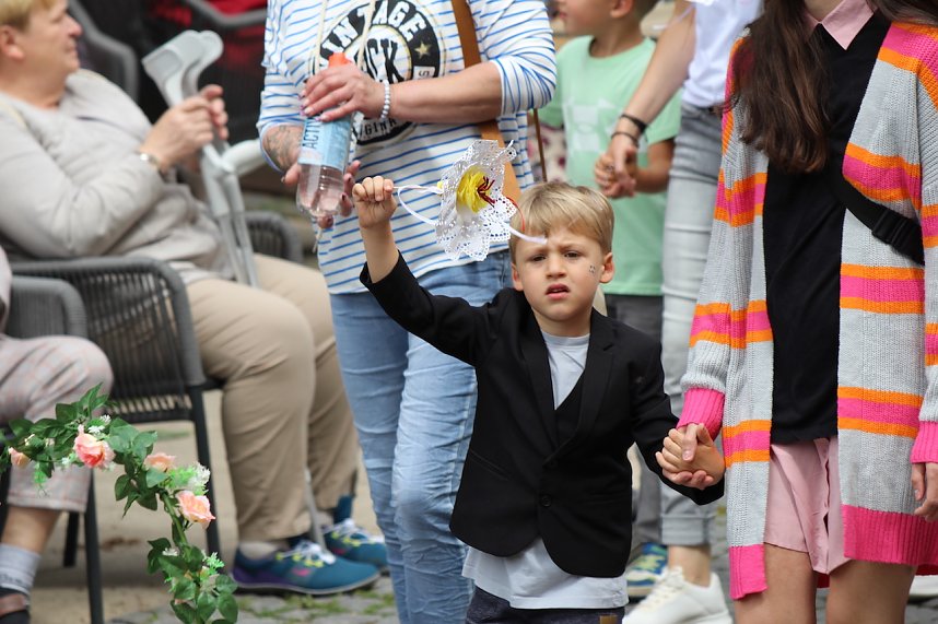 211. Brunnenfestumzug in Bad Langensalza mit vielen fr&ouml;hlichen Akteuren