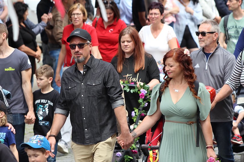 211. Brunnenfestumzug in Bad Langensalza mit vielen fr&ouml;hlichen Akteuren