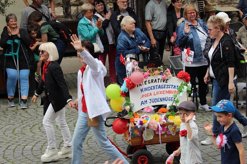 211. Brunnenfestumzug in Bad Langensalza mit vielen fr&ouml;hlichen Akteuren