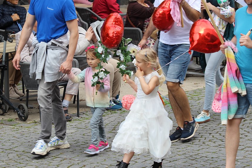 211. Brunnenfestumzug in Bad Langensalza mit vielen fr&ouml;hlichen Akteuren