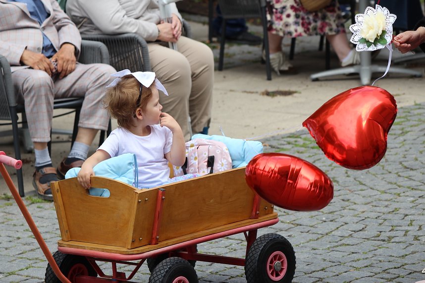 211. Brunnenfestumzug in Bad Langensalza mit vielen fr&ouml;hlichen Akteuren