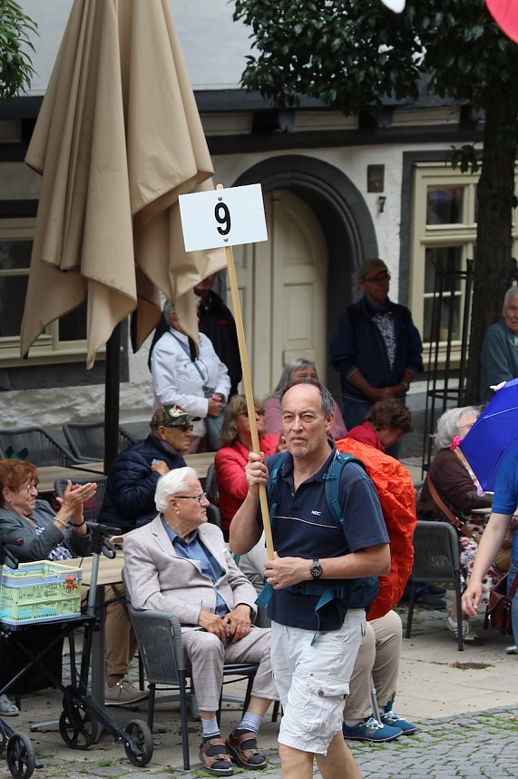 211. Brunnenfestumzug in Bad Langensalza mit vielen fr&ouml;hlichen Akteuren