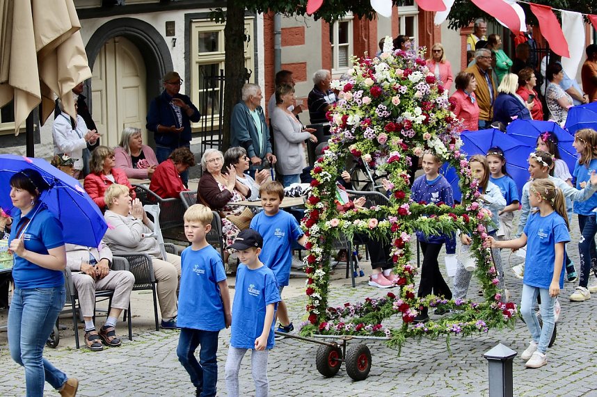 211. Brunnenfestumzug in Bad Langensalza mit vielen fr&ouml;hlichen Akteuren