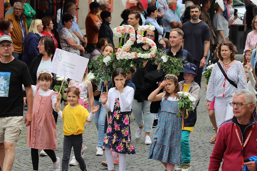 211. Brunnenfestumzug in Bad Langensalza mit vielen fr&ouml;hlichen Akteuren