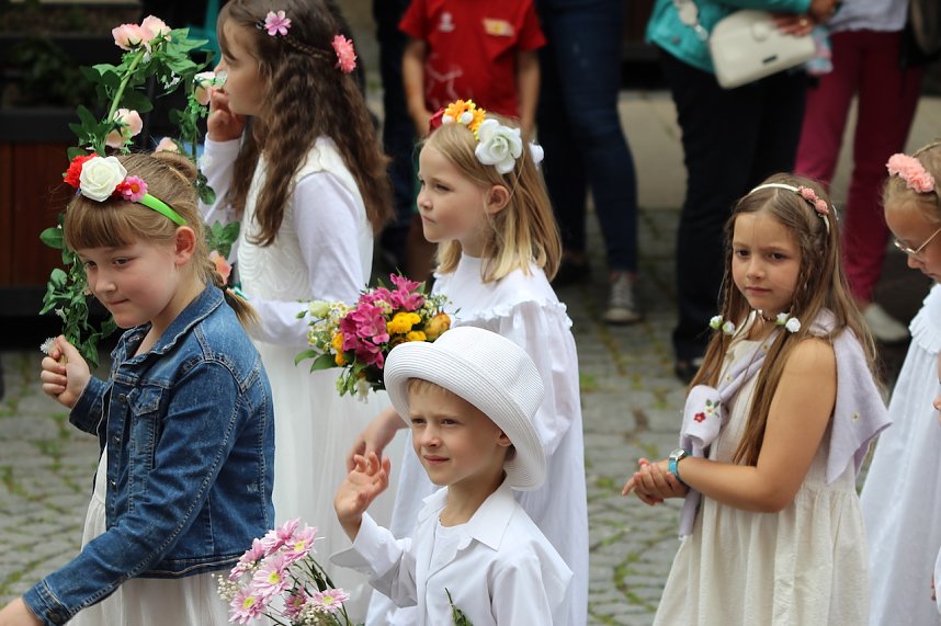 211. Brunnenfestumzug in Bad Langensalza mit vielen fr&ouml;hlichen Akteuren