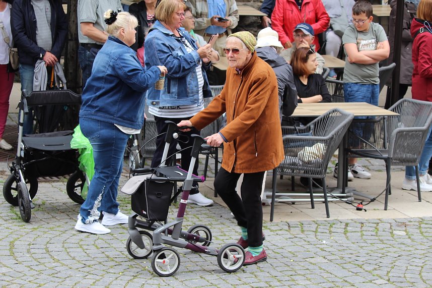 211. Brunnenfestumzug in Bad Langensalza mit vielen fr&ouml;hlichen Akteuren