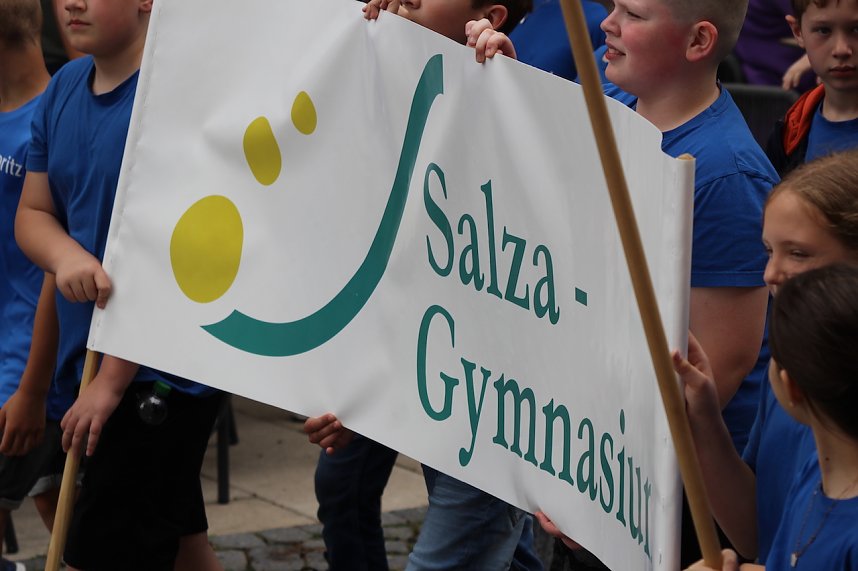 211. Brunnenfestumzug in Bad Langensalza mit vielen fr&ouml;hlichen Akteuren