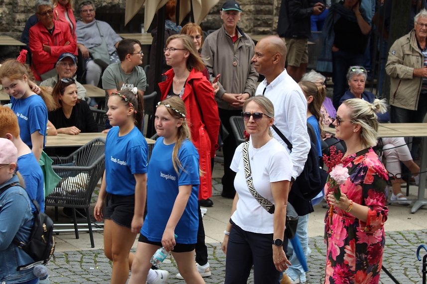 211. Brunnenfestumzug in Bad Langensalza mit vielen fr&ouml;hlichen Akteuren