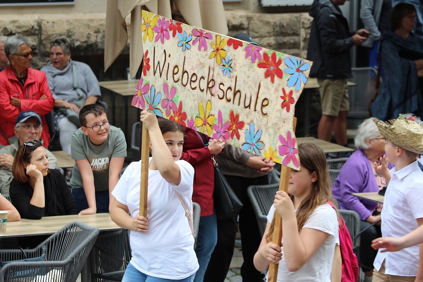 211. Brunnenfestumzug in Bad Langensalza mit vielen fr&ouml;hlichen Akteuren