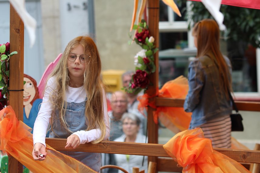 211. Brunnenfestumzug in Bad Langensalza mit vielen fr&ouml;hlichen Akteuren