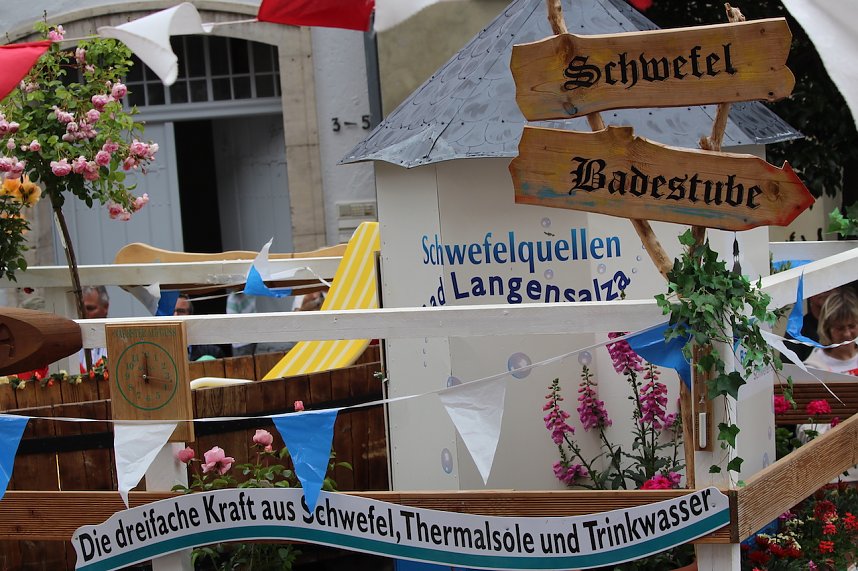 211. Brunnenfestumzug in Bad Langensalza mit vielen fr&ouml;hlichen Akteuren