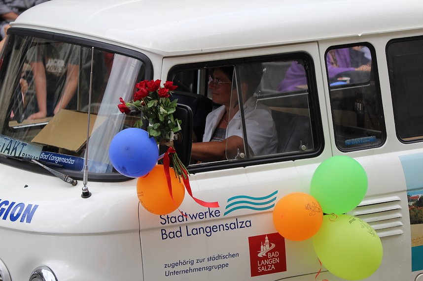 211. Brunnenfestumzug in Bad Langensalza mit vielen fr&ouml;hlichen Akteuren