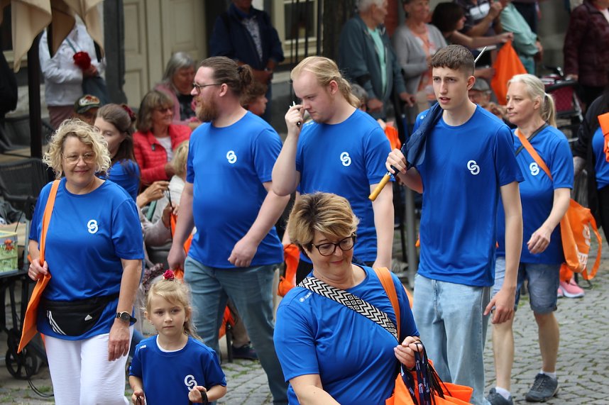 211. Brunnenfestumzug in Bad Langensalza mit vielen fr&ouml;hlichen Akteuren