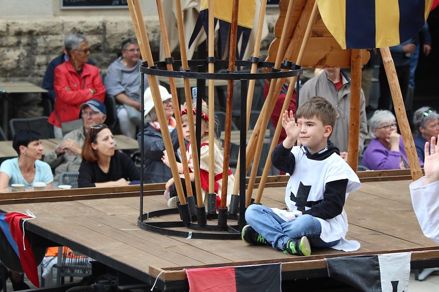 211. Brunnenfestumzug in Bad Langensalza mit vielen fr&ouml;hlichen Akteuren
