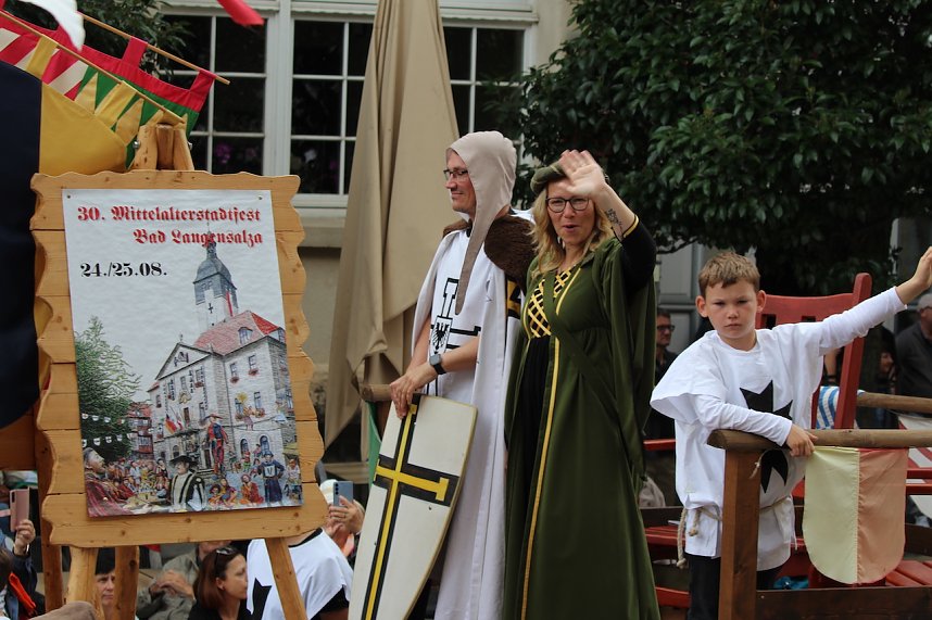 211. Brunnenfestumzug in Bad Langensalza mit vielen fr&ouml;hlichen Akteuren