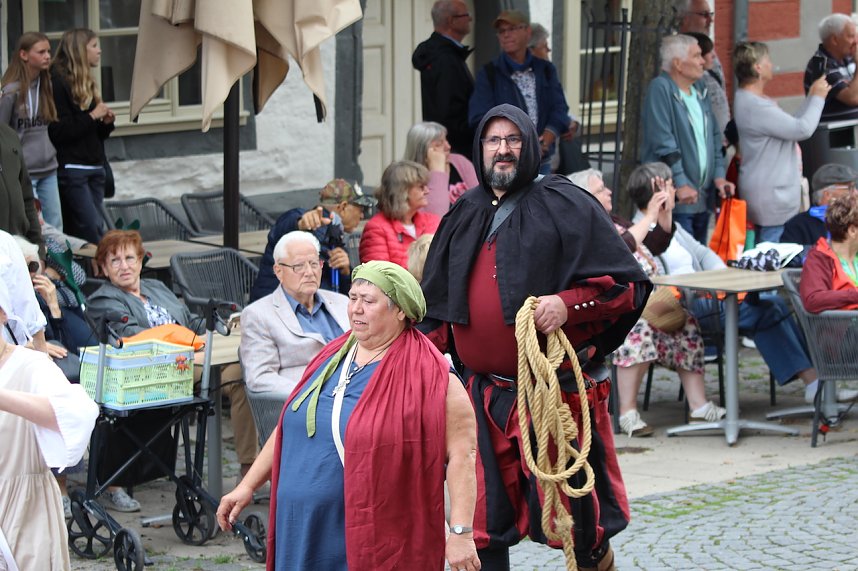 211. Brunnenfestumzug in Bad Langensalza mit vielen fr&ouml;hlichen Akteuren