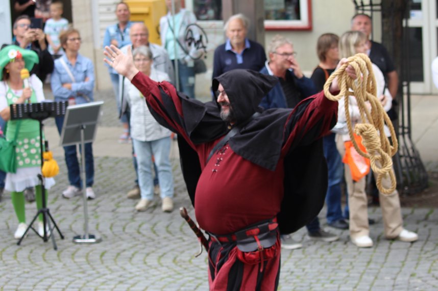 211. Brunnenfestumzug in Bad Langensalza mit vielen fr&ouml;hlichen Akteuren