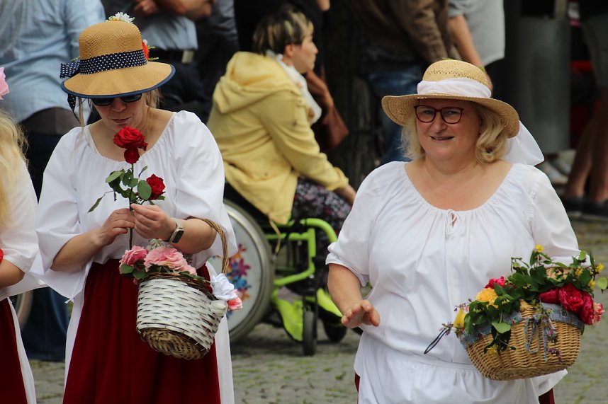 211. Brunnenfestumzug in Bad Langensalza mit vielen fr&ouml;hlichen Akteuren
