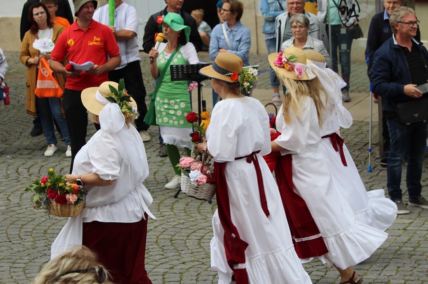 211. Brunnenfestumzug in Bad Langensalza mit vielen fr&ouml;hlichen Akteuren