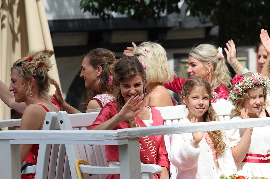 211. Brunnenfestumzug in Bad Langensalza mit vielen fr&ouml;hlichen Akteuren