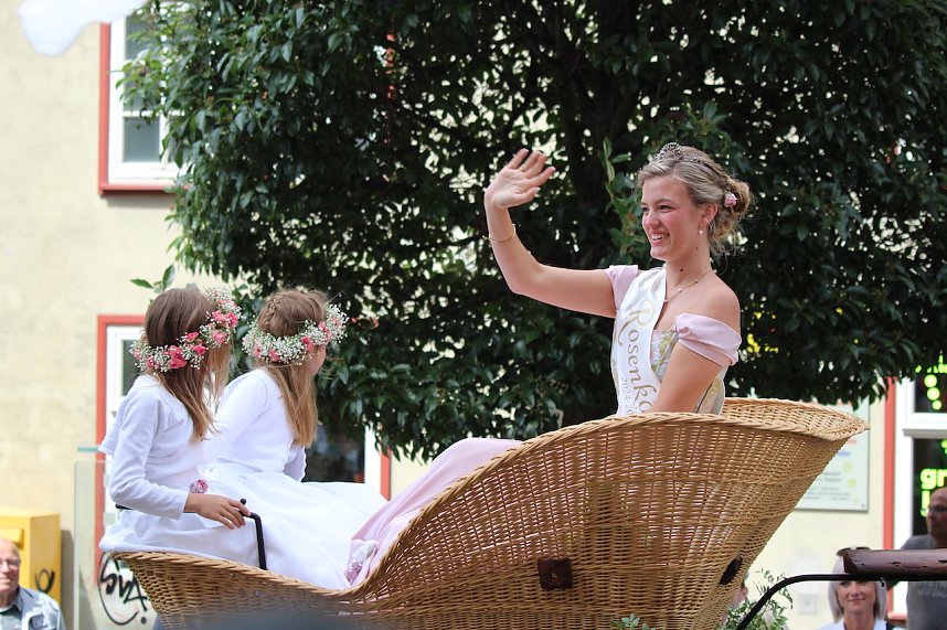 211. Brunnenfestumzug in Bad Langensalza mit vielen fr&ouml;hlichen Akteuren