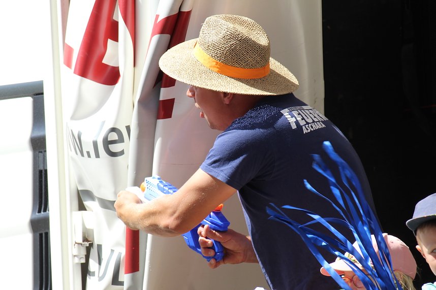 Teilnehmerinnen und Teilnehmer des Festumzuges zum 211. Brunnenfest in Bad Langensalza 
