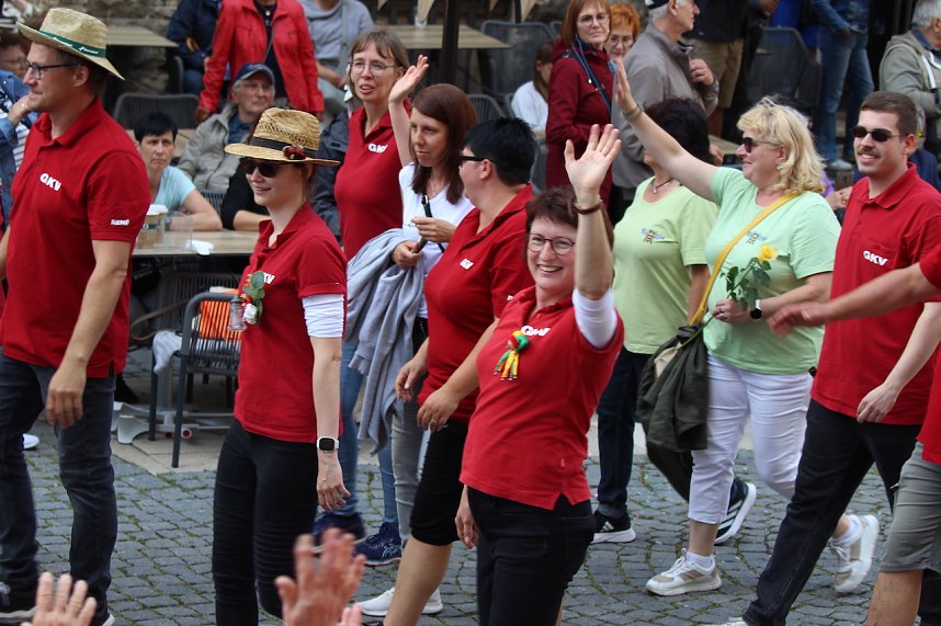 Teilnehmerinnen und Teilnehmer des Festumzuges zum 211. Brunnenfest in Bad Langensalza 