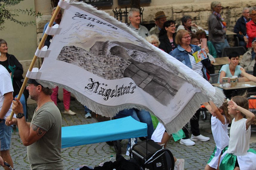 Teilnehmerinnen und Teilnehmer des Festumzuges zum 211. Brunnenfest in Bad Langensalza 